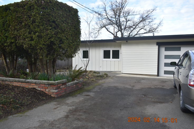 Suite 225 Crescent Rd., W. Qualicum Beach $2200.00   --   225 Crescent Rd., W  - /PQ Qualicum Beach