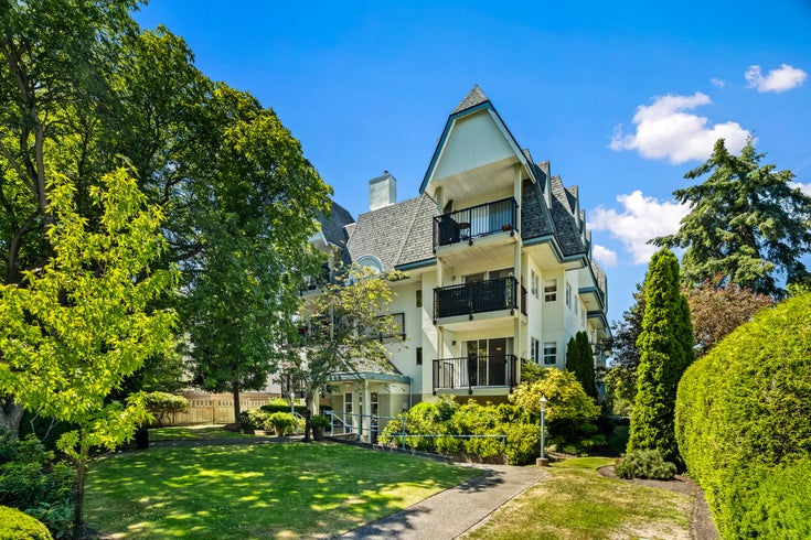 Carriage Court   --   1714 Fort St  - /Vi Jubilee