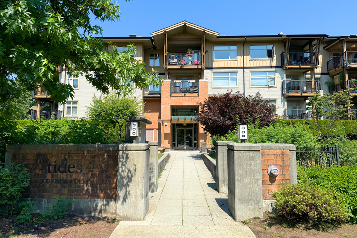 TIDES   --   300 KLAHANIE DR, 400 KLAHANIE DR & 500 KLAHANIE DR - Port Moody/Port Moody Centre