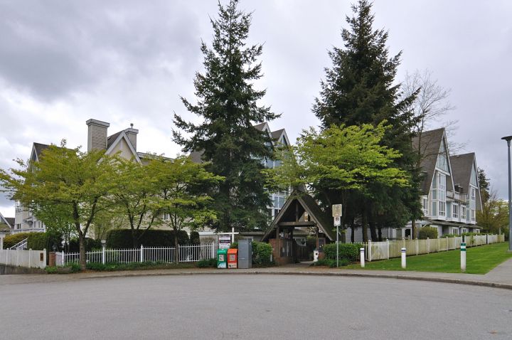Tudor Grove\   --   6588 Southoaks Cr - Burnaby South/Highgate