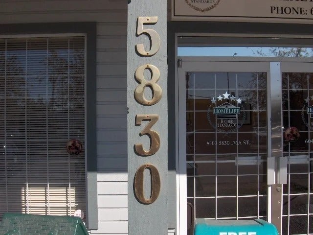 Clover Court   --   5830 176a St - Cloverdale/Cloverdale BC