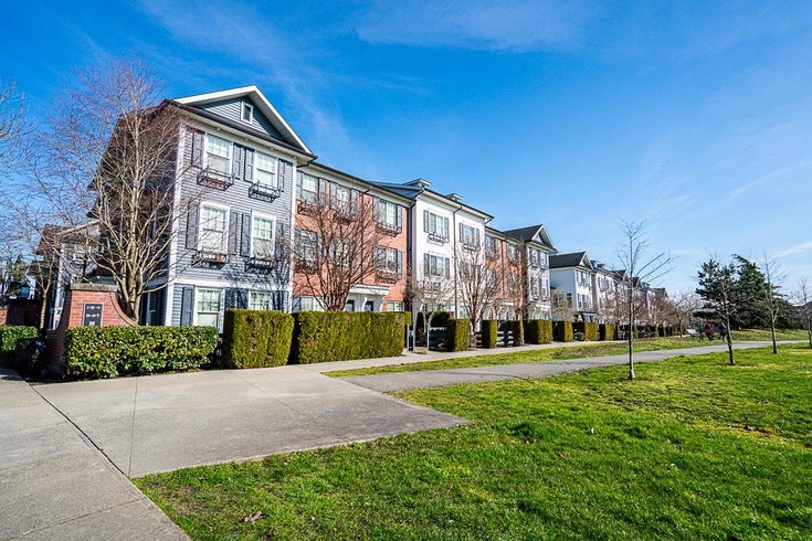 Knoll   --   7348 192a St - Cloverdale/Clayton