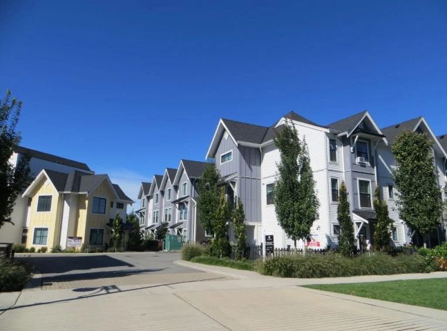 Crimson   --   5945 176a St - Cloverdale/Cloverdale BC