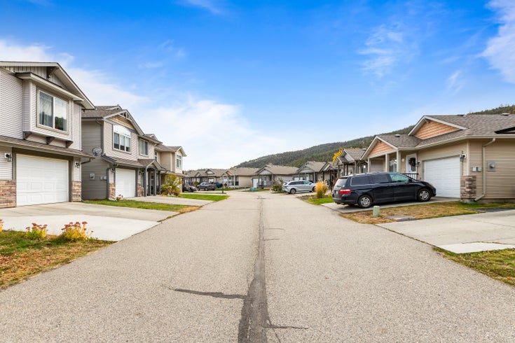 CREEKSIDE AT PINEVIEW VALLEY   --   1760 Copperhead Dr - British Columbia/Kamloops
