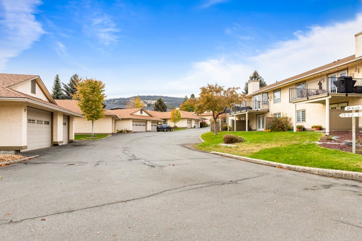 BRIGADOON   --   1750 Pacific Way - British Columbia/Kamloops