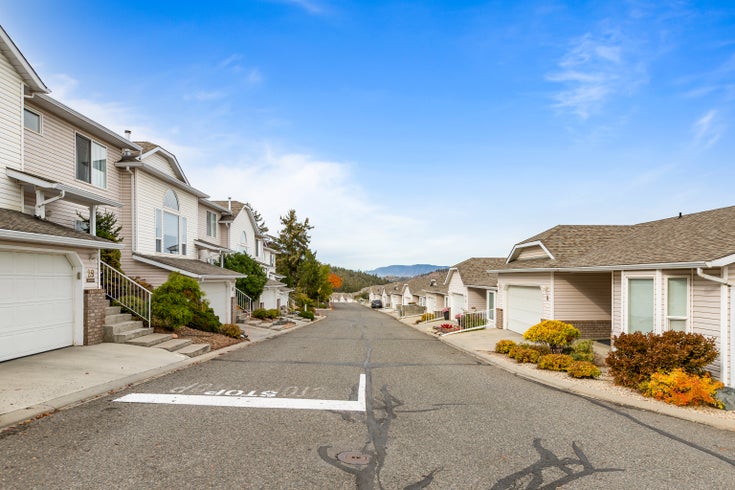 RAVENWOOD TERRACE   --   2022 Pacific Way - British Columbia/Kamloops