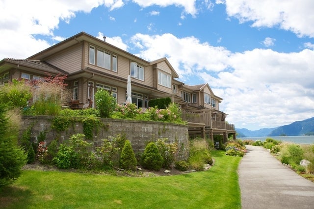 Oliver's Landing   --   1 - 56 Beach Drive - West Vancouver/Furry Creek #22