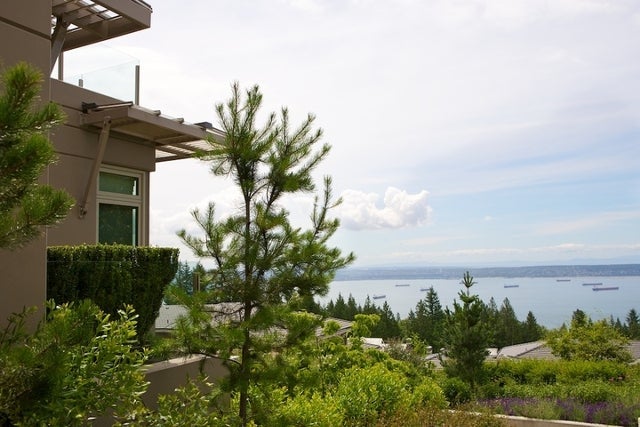 The Aerie   --   2535 GARDEN CT - West Vancouver/Whitby Estates #10