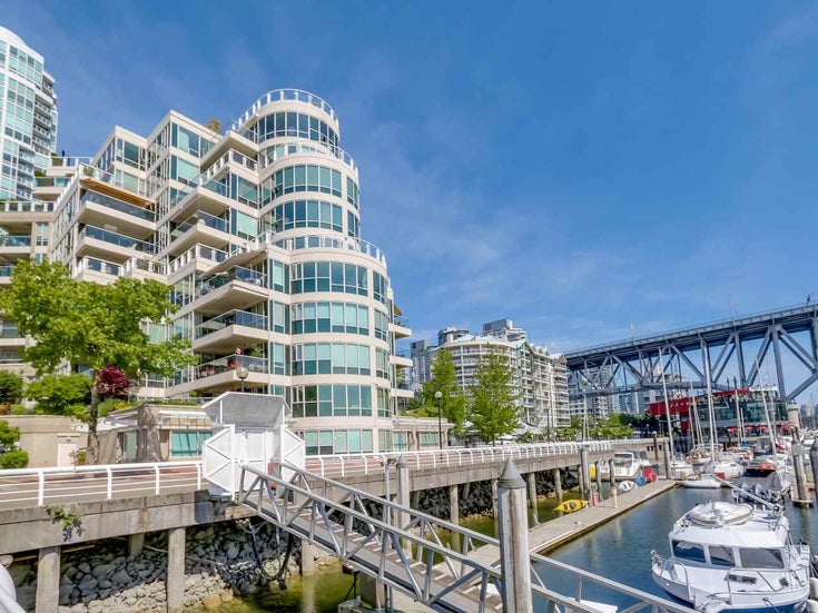 Yacht Harbour Pointe - 1600 Hornby- Front view
