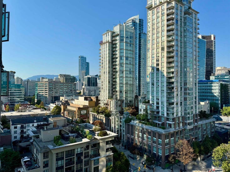 928 Richards St- City view