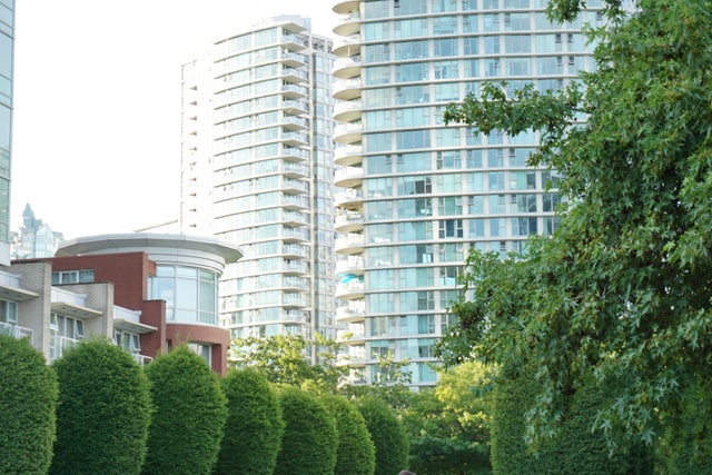 Landmark 33   --   1009 EXPO BOULEVARD - Vancouver West/Yaletown