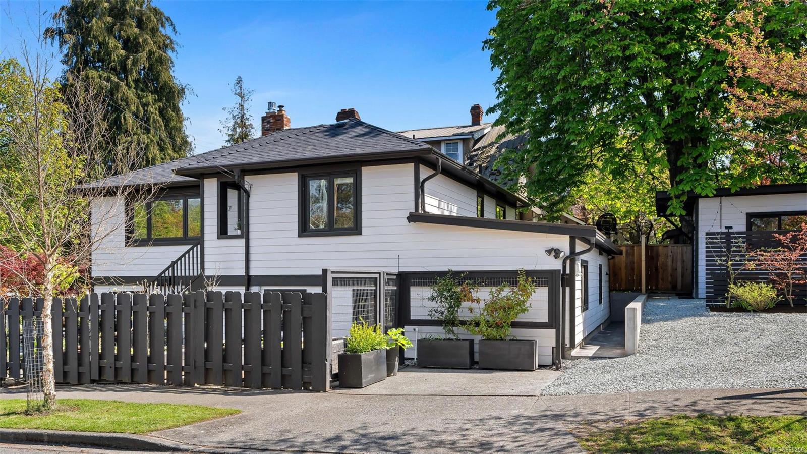 1227 Alderman Rd - VW Victoria West Single Family Residence for Sale, 5 Bedrooms (995258)