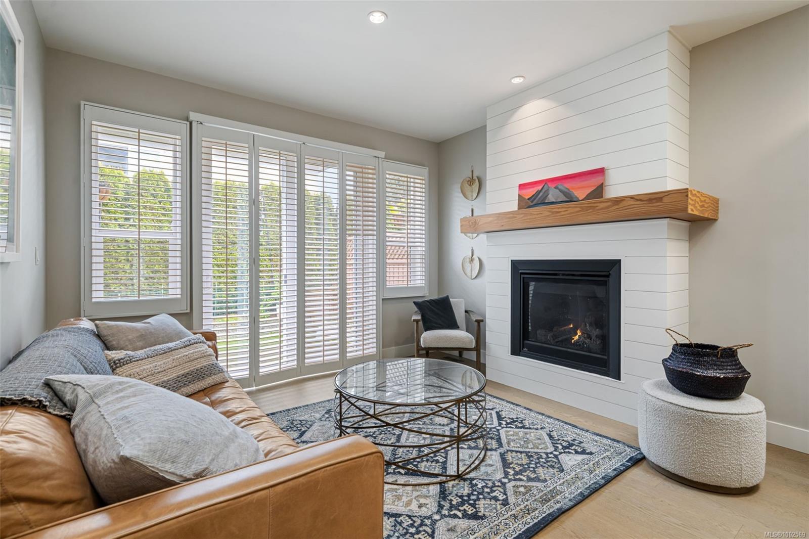 2 - 10490 Resthaven Dr - Si Sidney North-East Townhouse for Sale, 3 Bedrooms (1002569)