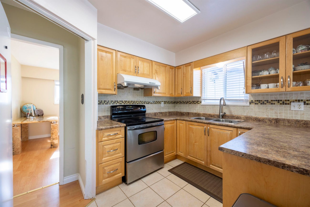 736 Sydney Avenue - Coquitlam West Single Family Residence for Sale, 5 Bedrooms (R2972235) #12