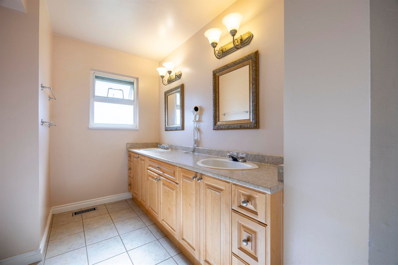 736 Sydney Avenue - Coquitlam West Single Family Residence for Sale, 5 Bedrooms (R2972235) #16