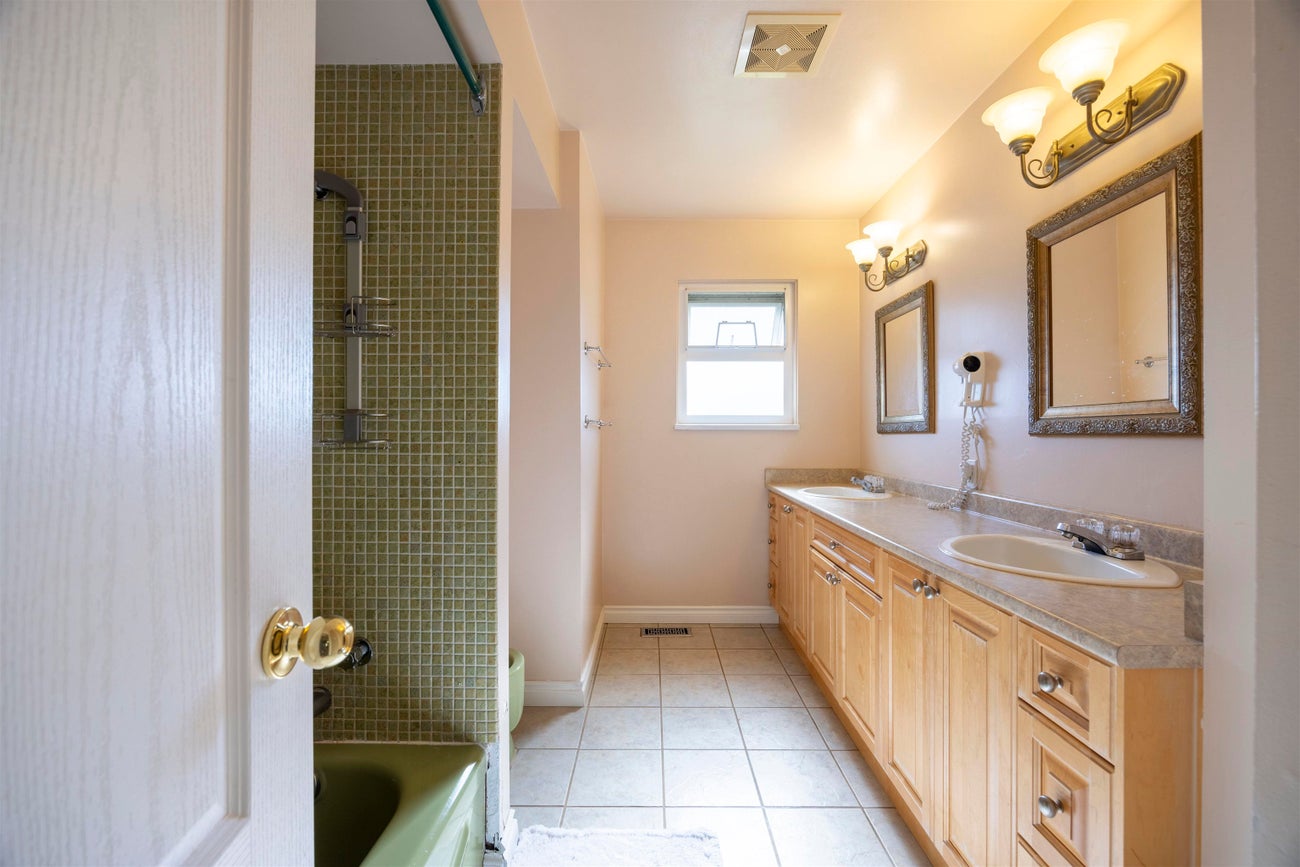736 Sydney Avenue - Coquitlam West Single Family Residence for Sale, 5 Bedrooms (R2972235) #17