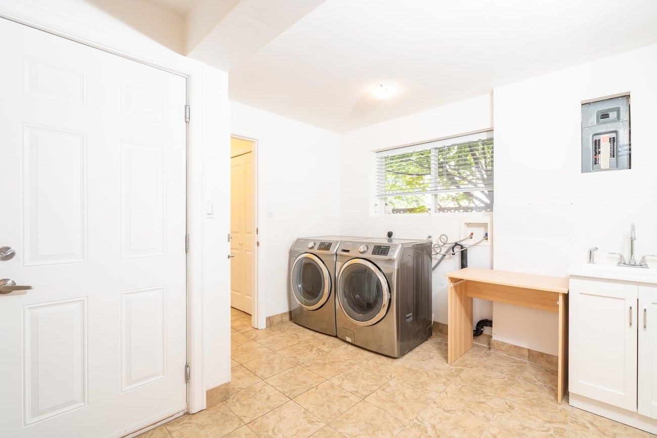 2097 - 2099 Dawes Hill Road - Central Coquitlam Single Family Residence for Sale, 8 Bedrooms (R2973320) #31