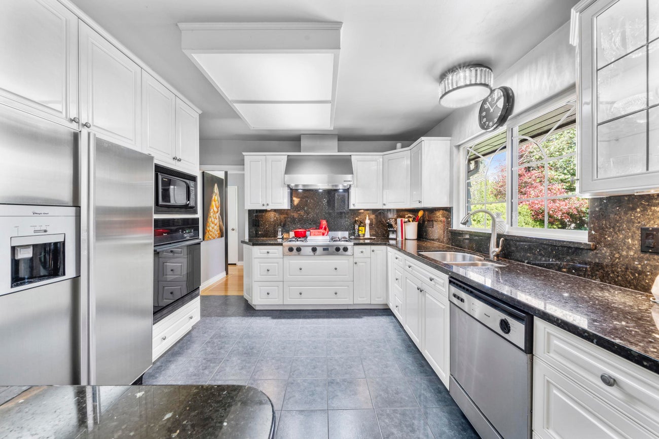 605 Victor Street - Coquitlam West Single Family Residence for Sale, 4 Bedrooms (R2995629) #8