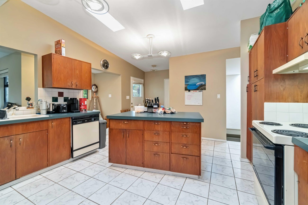 716 Guiltner Street - Coquitlam West Single Family Residence for Sale, 6 Bedrooms (R2996341) #7