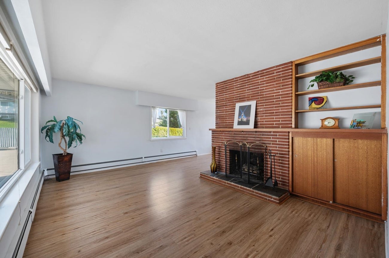 320 Walker Street - Coquitlam West Single Family Residence for Sale, 4 Bedrooms (R2996853)# - 6