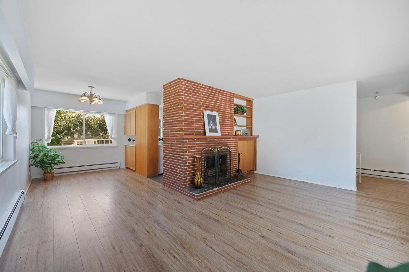 320 Walker Street - Coquitlam West Single Family Residence for Sale, 4 Bedrooms (R2996853) #7
