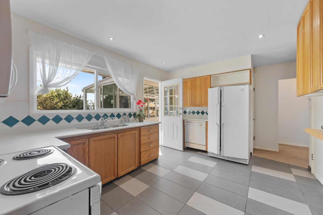 320 Walker Street - Coquitlam West Single Family Residence for Sale, 4 Bedrooms (R2996853)# - 8