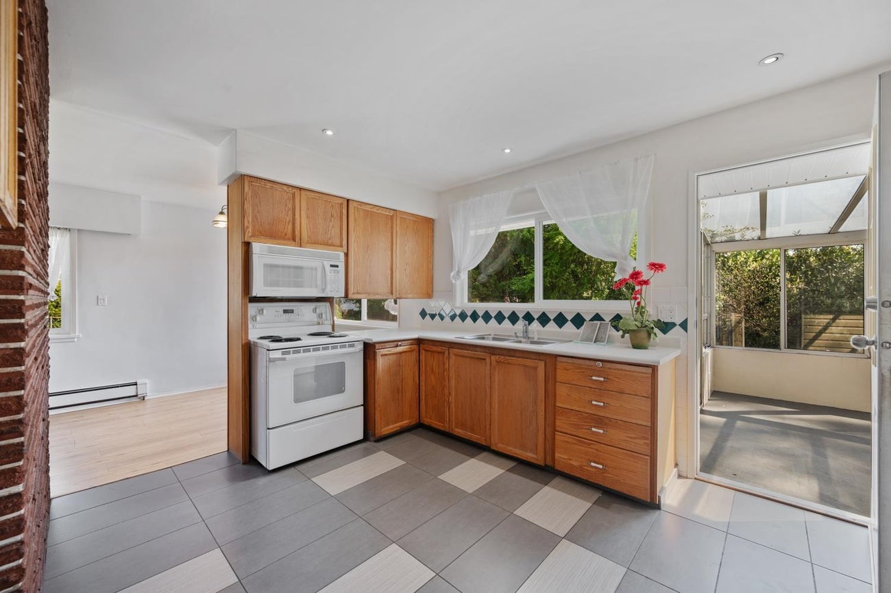 320 Walker Street - Coquitlam West Single Family Residence for Sale, 4 Bedrooms (R2996853)# - 9