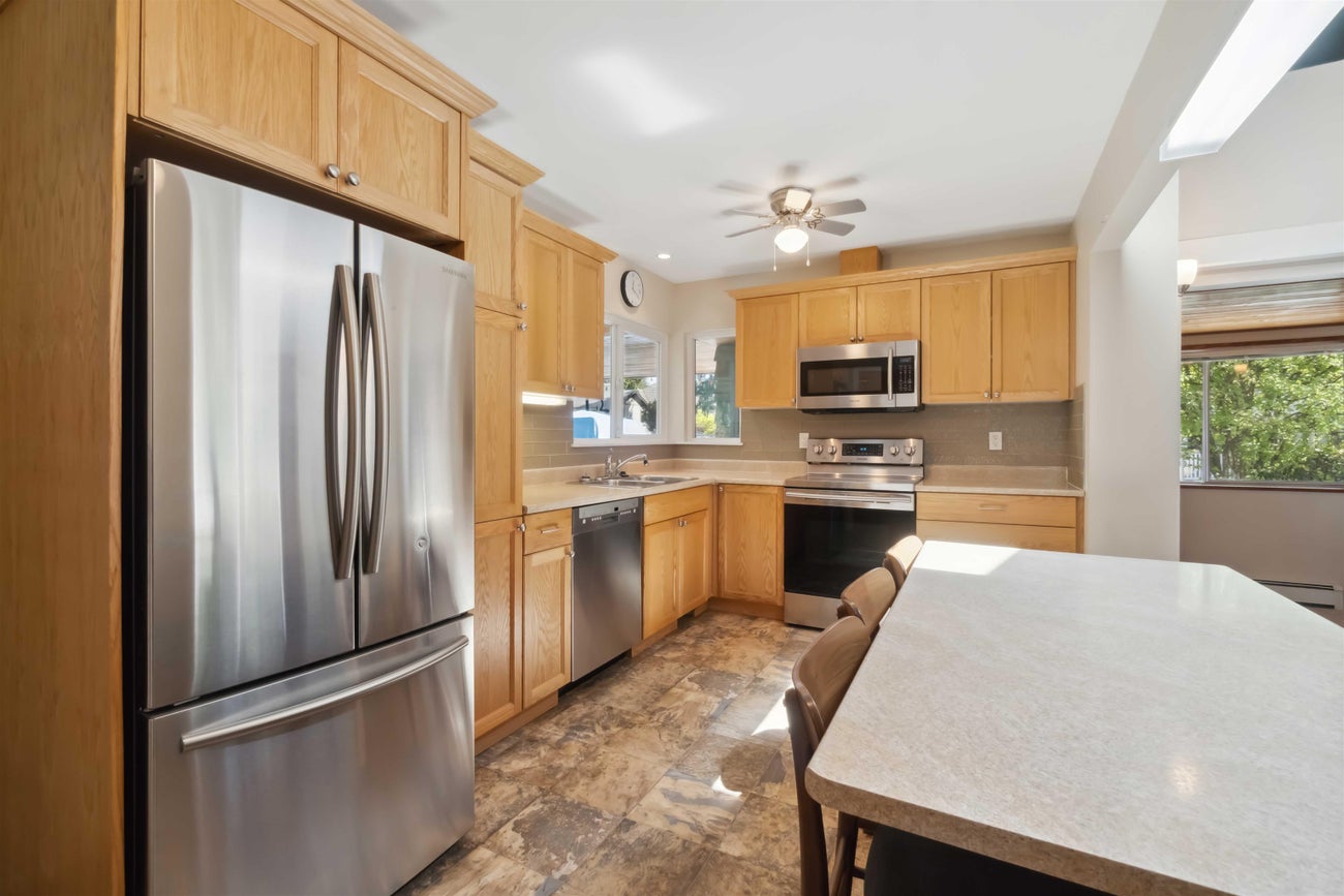 805 Foster Avenue - Coquitlam West Single Family Residence for Sale, 5 Bedrooms (R2998324) #10