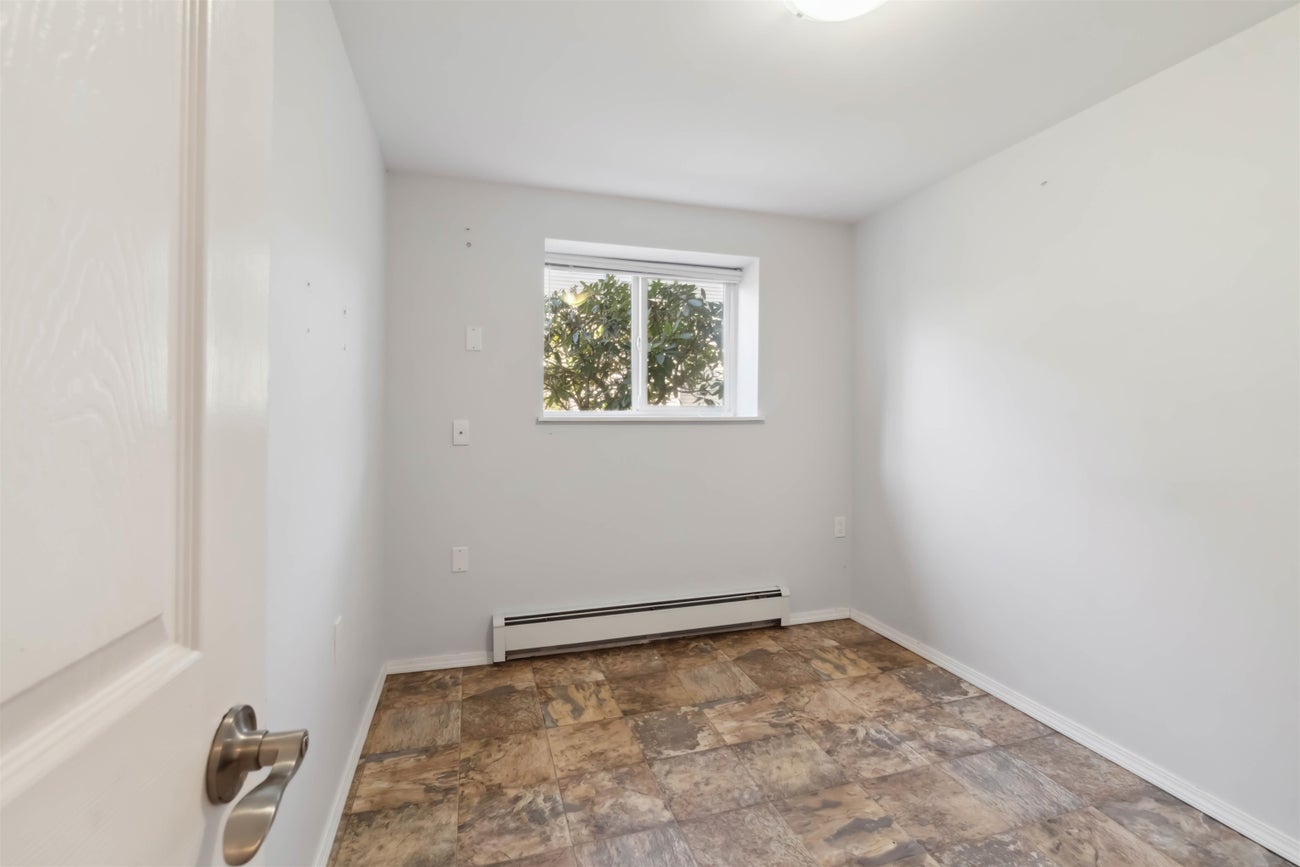805 Foster Avenue - Coquitlam West Single Family Residence for Sale, 5 Bedrooms (R2998324) #31