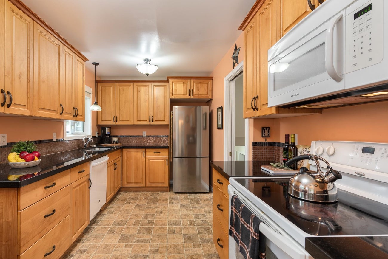 2070 Lyons Court - Central Coquitlam Single Family Residence for Sale, 3 Bedrooms (R2998950) #10