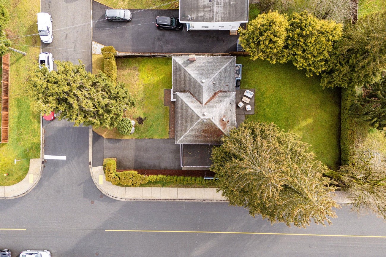 2070 Lyons Court - Central Coquitlam Single Family Residence for Sale, 3 Bedrooms (R2998950) #30