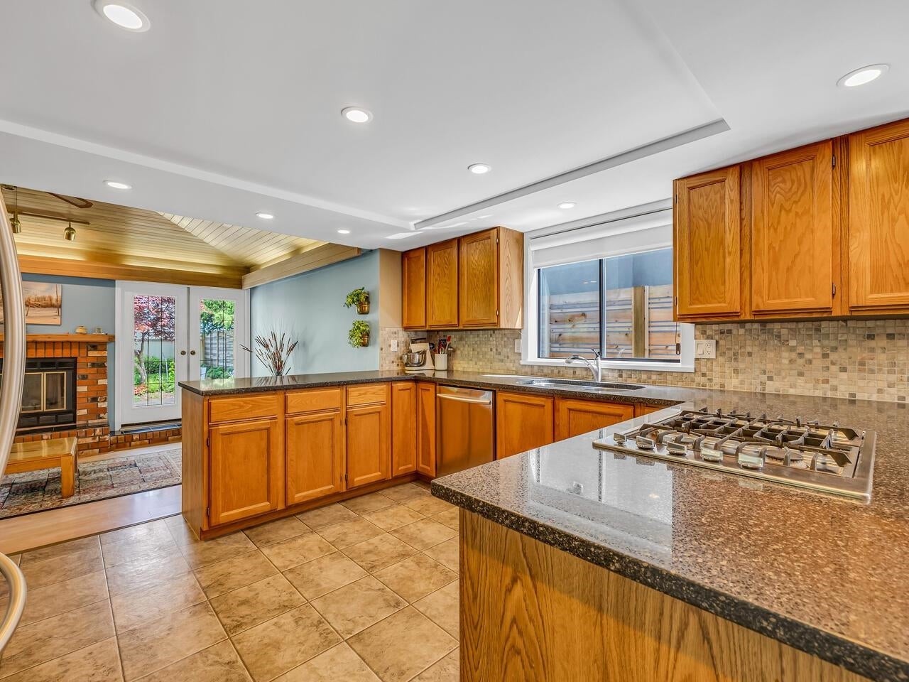735 Sprice Avenue - Coquitlam West Single Family Residence for Sale, 3 Bedrooms (R3001228) #11