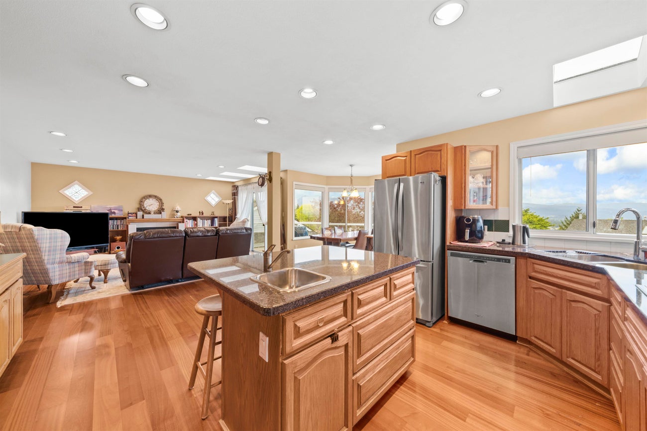 598 Clearwater Way - Coquitlam East Single Family Residence for Sale, 8 Bedrooms (R3001310) #5