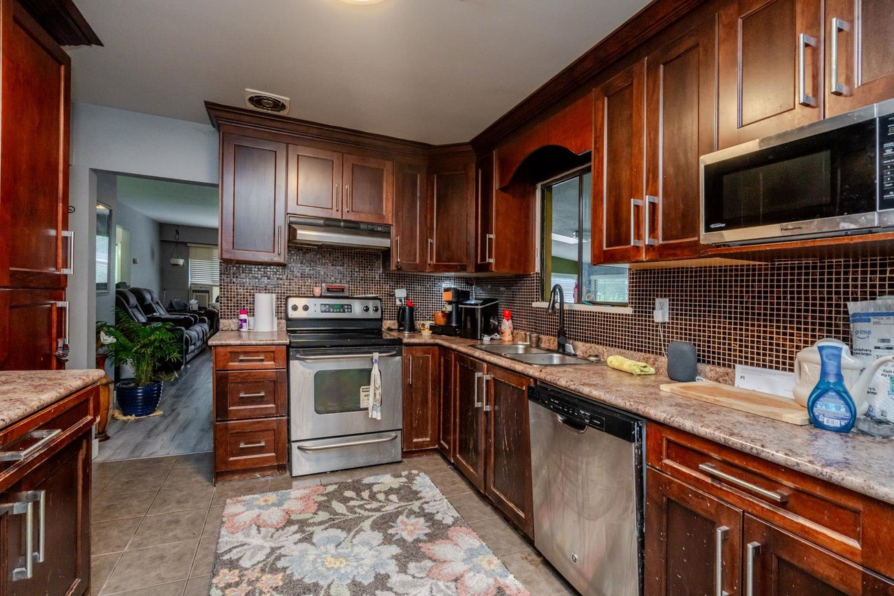 654 Linton Street - Central Coquitlam Single Family Residence for Sale, 5 Bedrooms (R3002552) #14