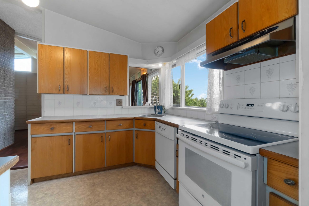 944 Stewart Avenue - Maillardville Single Family Residence for Sale, 3 Bedrooms (R3005026) #10
