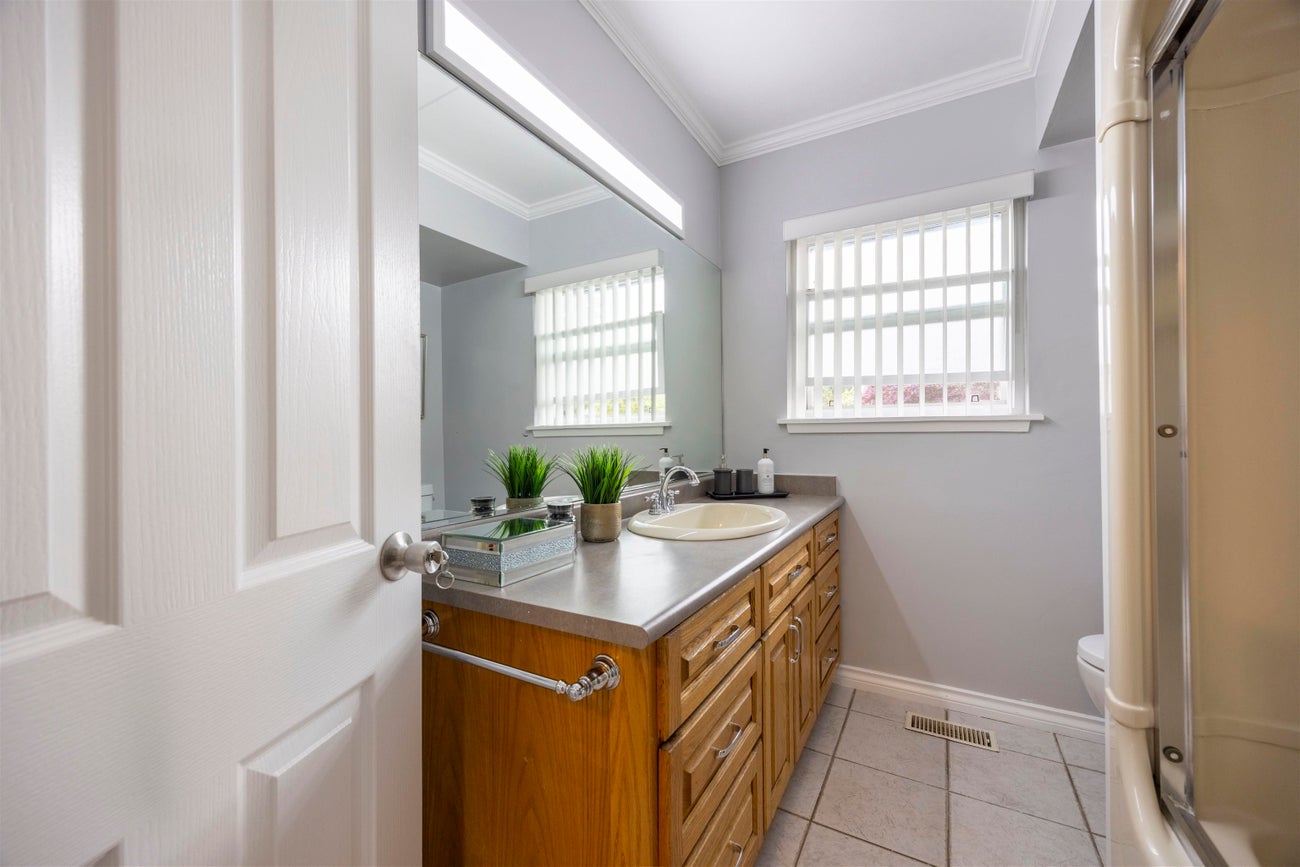 1009 Foster Avenue - Central Coquitlam Single Family Residence for Sale, 5 Bedrooms (R3005642)# - 20