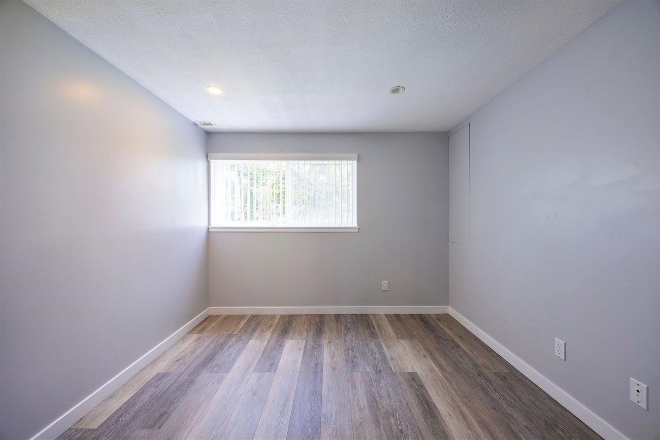 1009 Foster Avenue - Central Coquitlam Single Family Residence for Sale, 5 Bedrooms (R3005642)# - 21