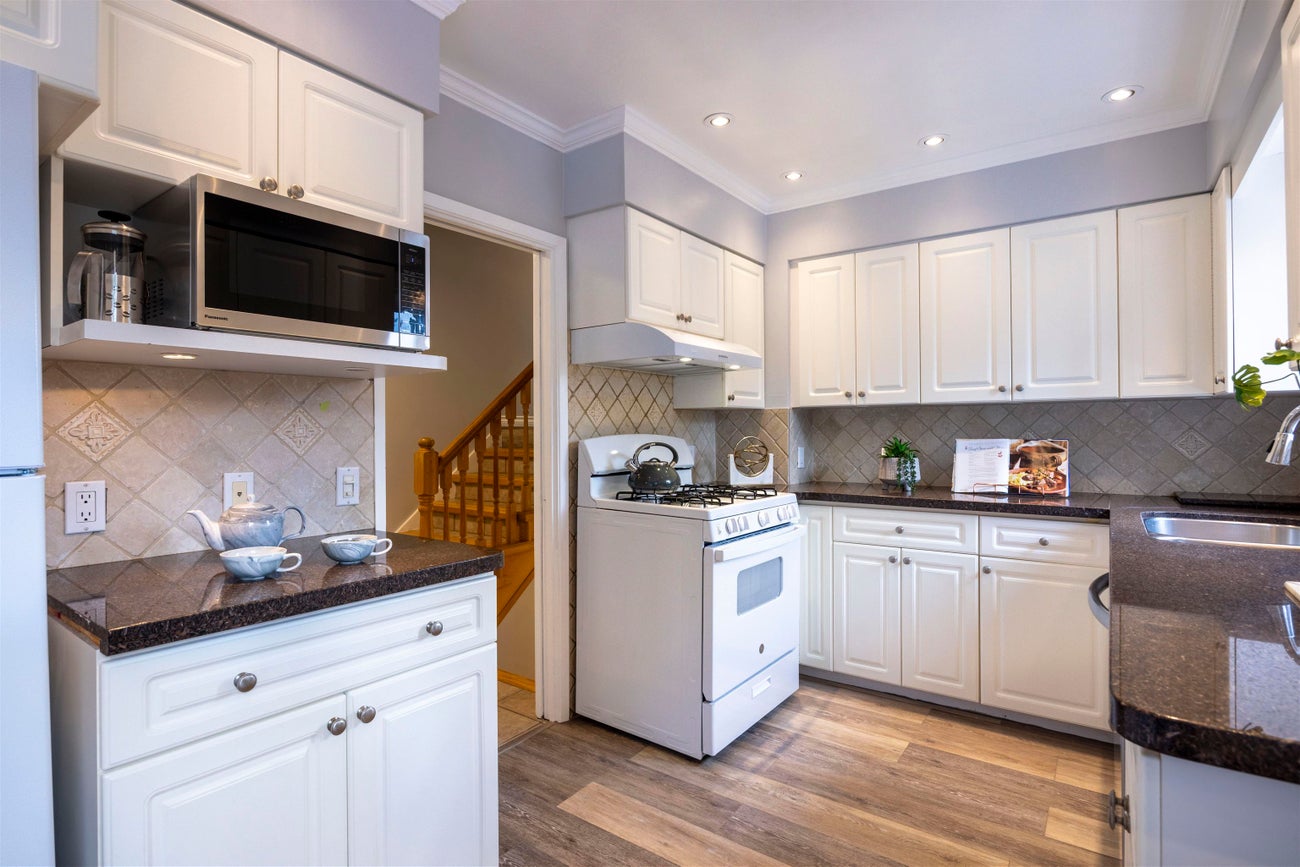 1009 Foster Avenue - Central Coquitlam Single Family Residence for Sale, 5 Bedrooms (R3005642)# - 9