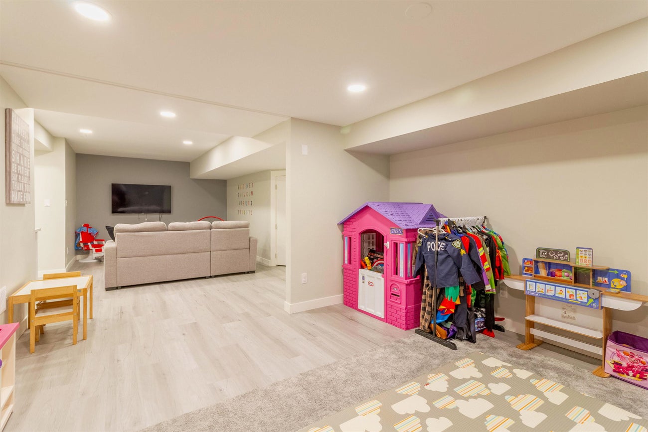 1872 Walnut Crescent - Central Coquitlam Single Family Residence for Sale, 5 Bedrooms (R3010117)# - 28