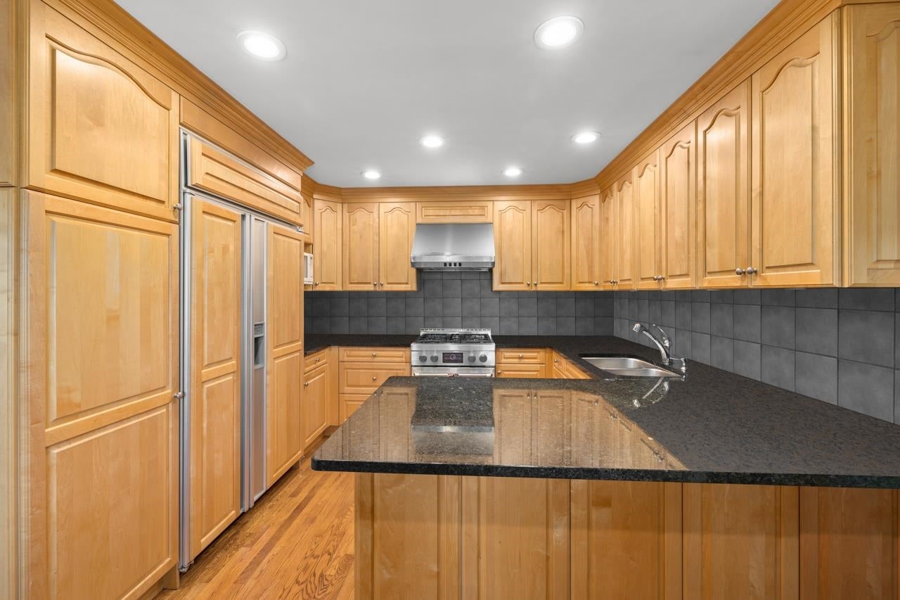 1035 Grover Avenue - Central Coquitlam Single Family Residence for Sale, 5 Bedrooms (R3011050) #6
