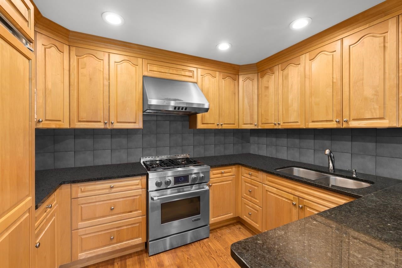 1035 Grover Avenue - Central Coquitlam Single Family Residence for Sale, 5 Bedrooms (R3011050) #7