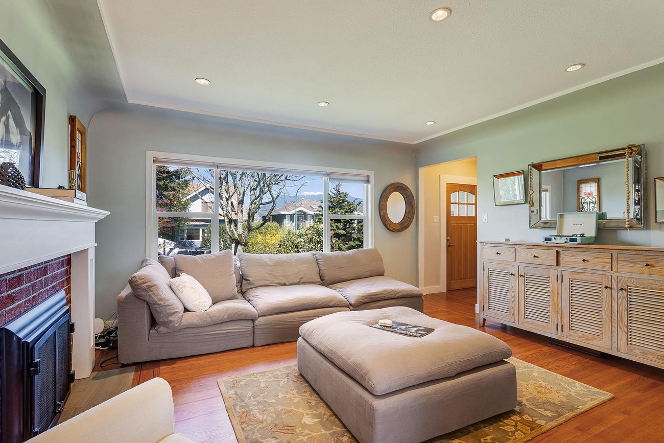 4046 Eton Street - Vancouver Heights Single Family Residence for Sale, 5 Bedrooms (R3015940) #2