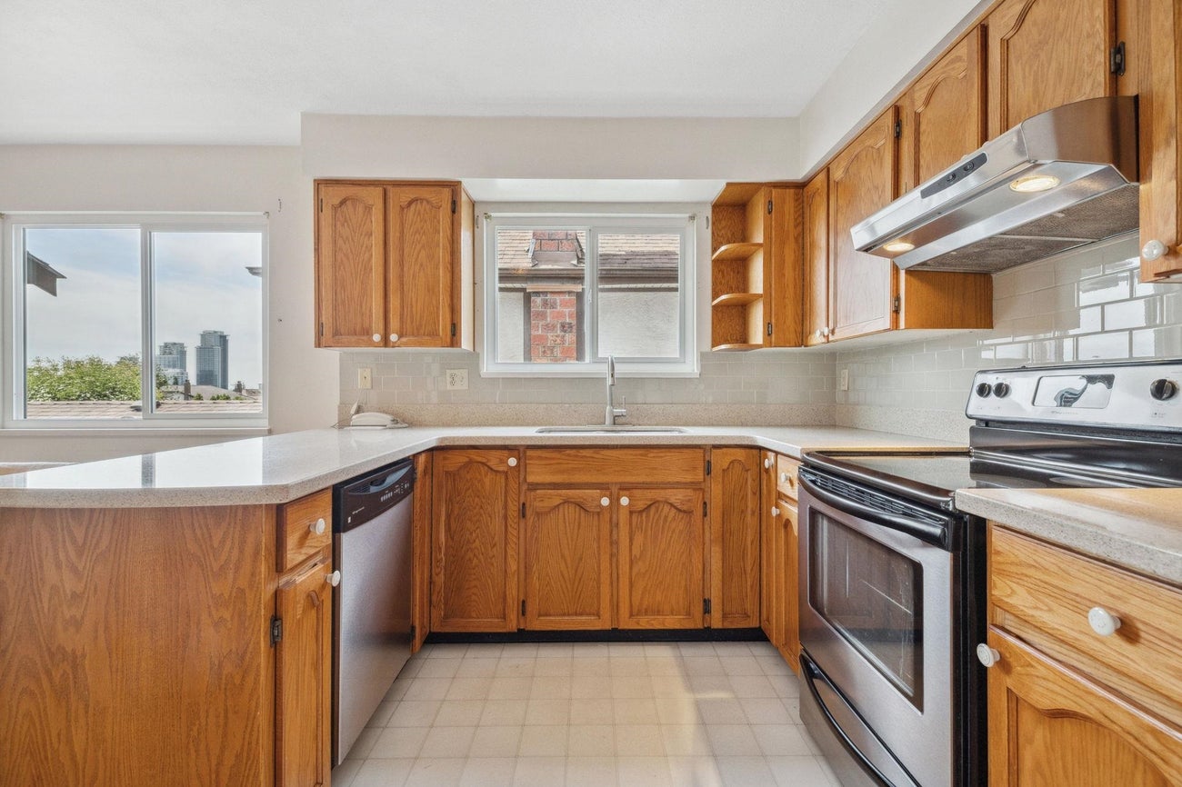 722 Foster Avenue - Coquitlam West Single Family Residence for Sale, 5 Bedrooms (R3017179) #12