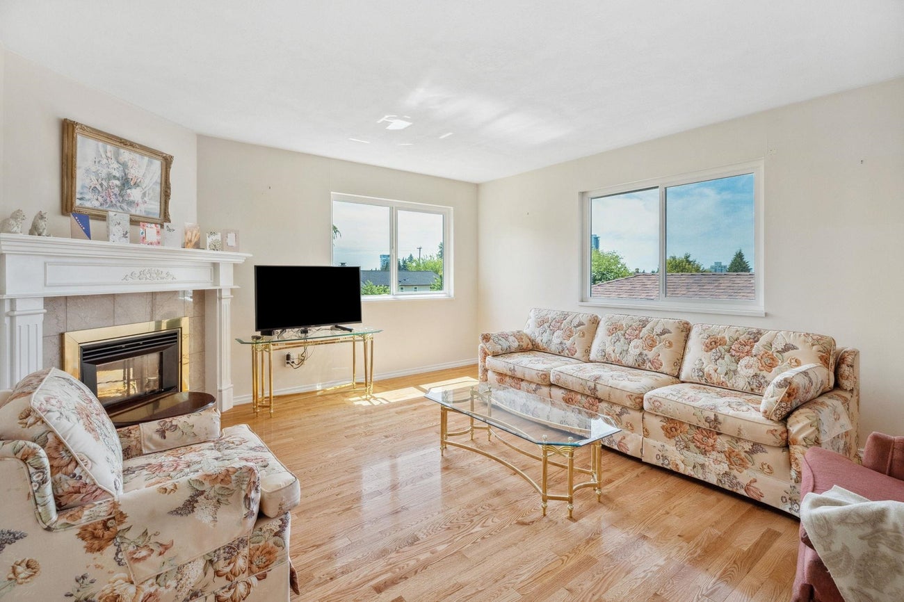 722 Foster Avenue - Coquitlam West Single Family Residence for Sale, 5 Bedrooms (R3017179) #3