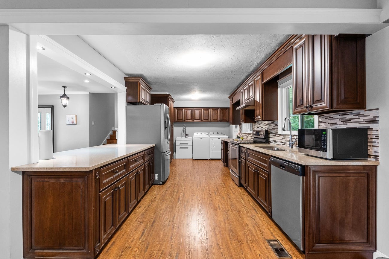 943 Dennison Avenue - Coquitlam West Single Family Residence for Sale, 7 Bedrooms (R3018544) #8