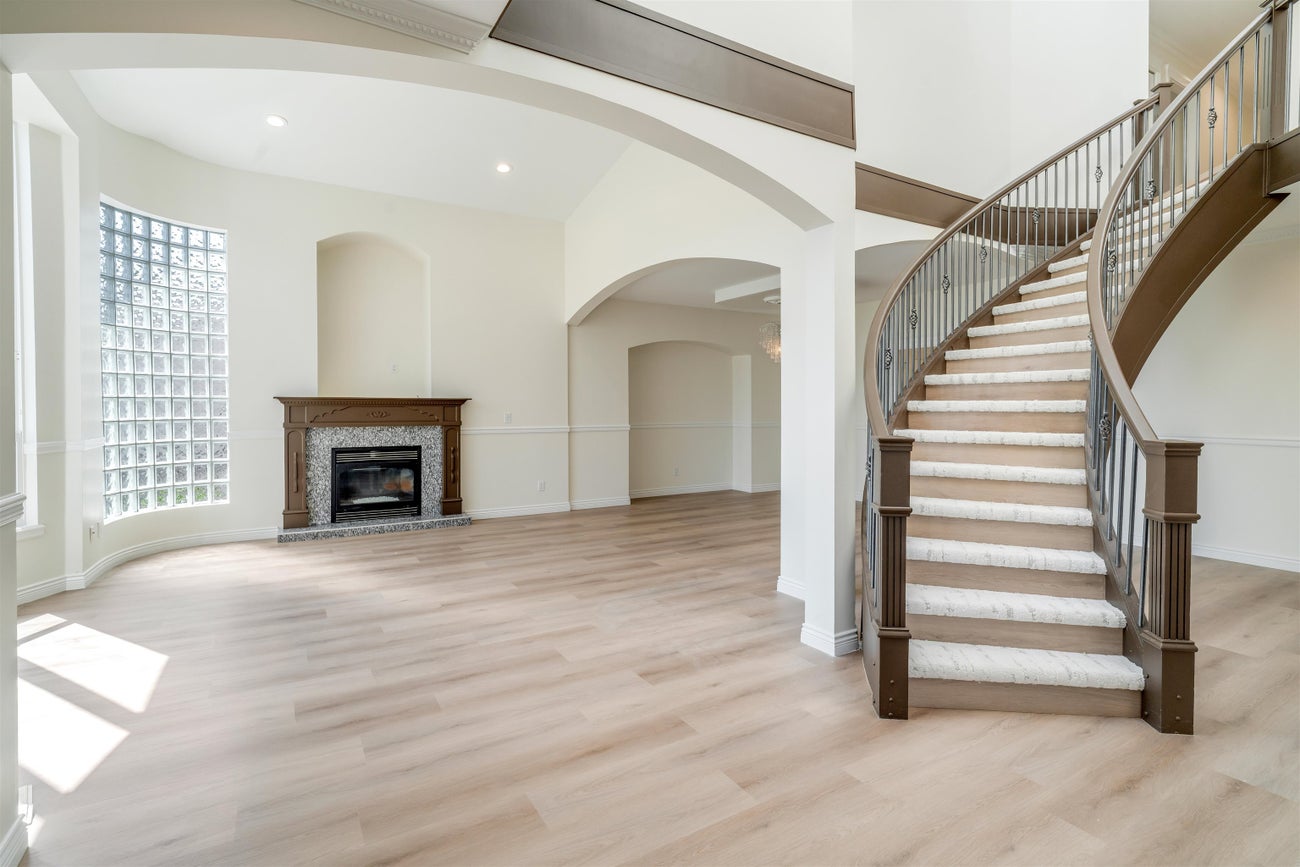 639 Chapman Avenue - Coquitlam West Single Family Residence for Sale, 6 Bedrooms (R3022207) #2