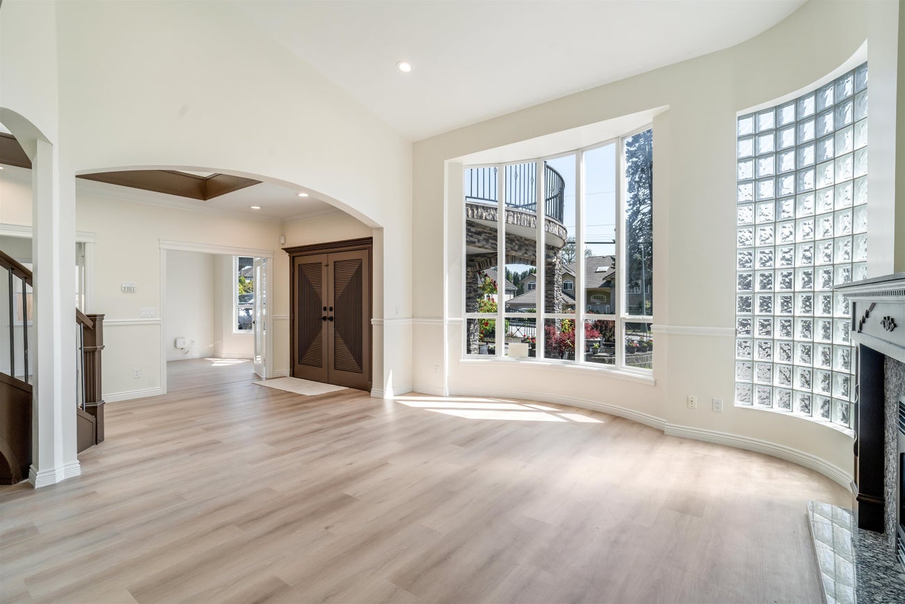 639 Chapman Avenue - Coquitlam West Single Family Residence for Sale, 6 Bedrooms (R3022207) #3