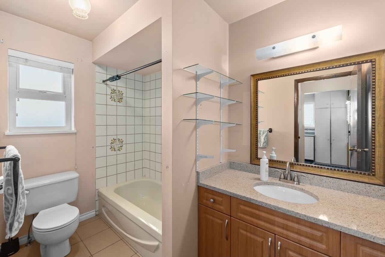 959 Dansey Avenue - Central Coquitlam Single Family Residence for Sale, 5 Bedrooms (R3025725)# - 22