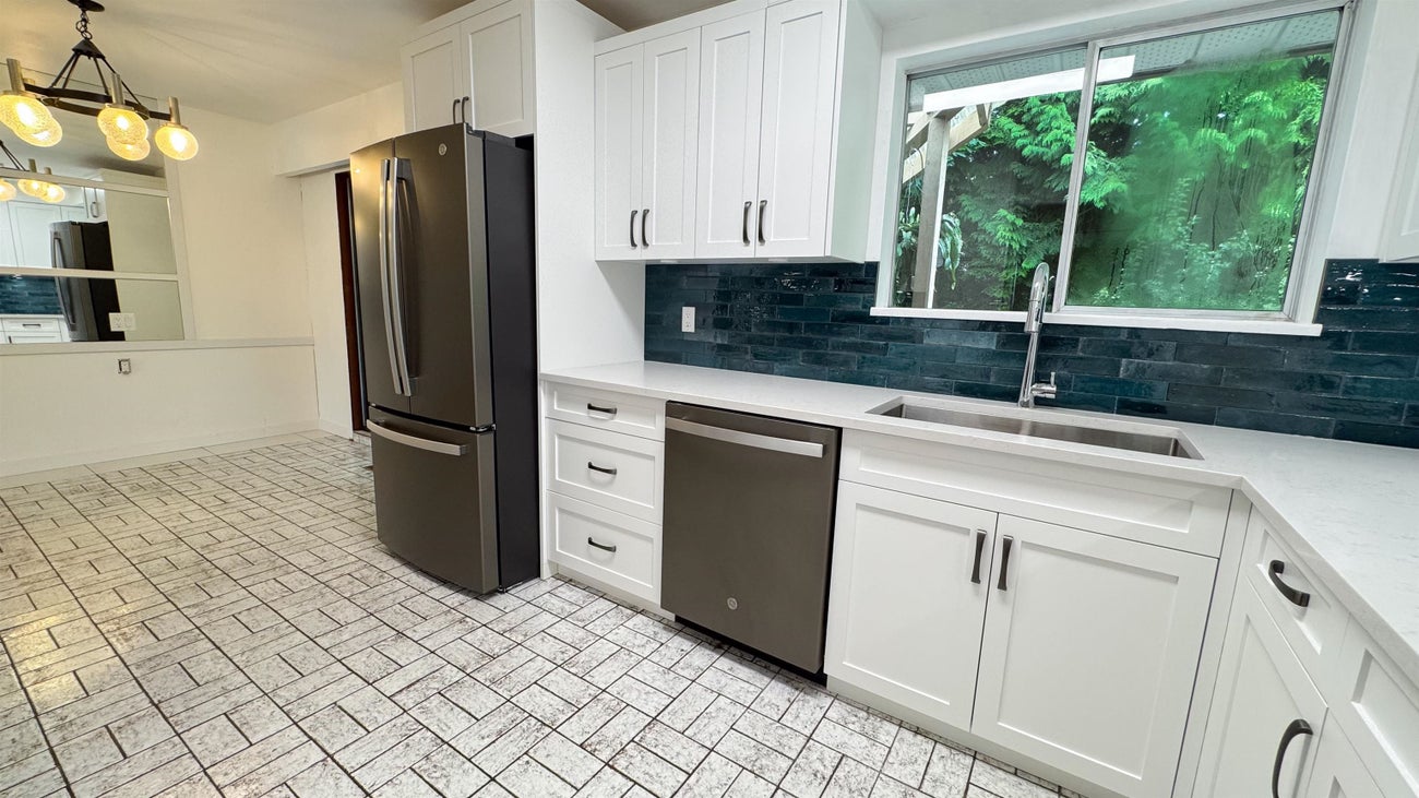 646 Claremont Street - Coquitlam West Single Family Residence for Sale, 4 Bedrooms (R3027646) #8