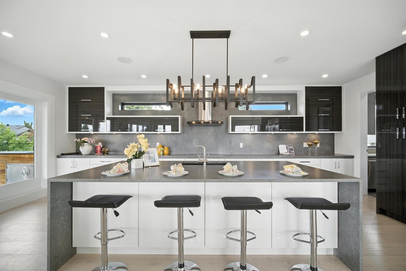 2113 Dawes Hill Road - Central Coquitlam Single Family Residence for Sale, 7 Bedrooms (R3028903)# - 7